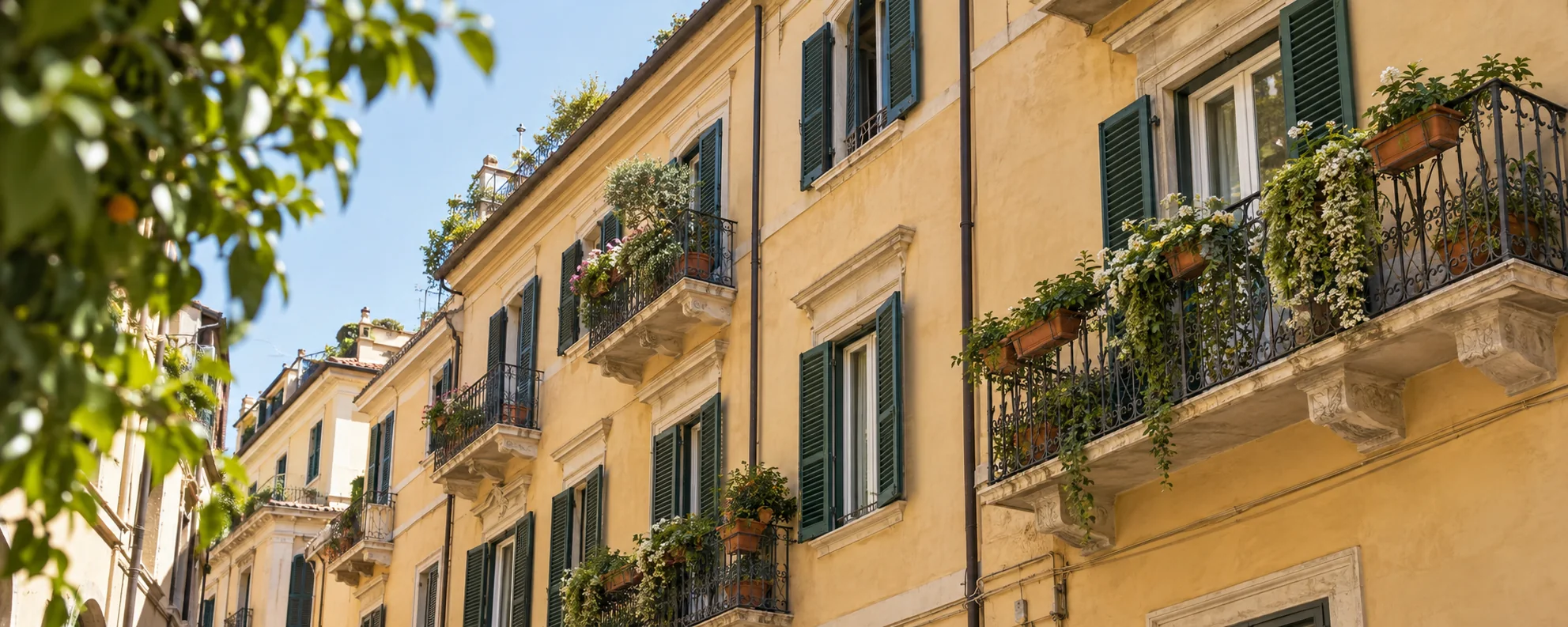Facciata di un edificio residenziale italiano con persiane verdi e balconi